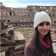 Studentessa impartisce lezioni a studenti dal terzo anno di superiori in giù